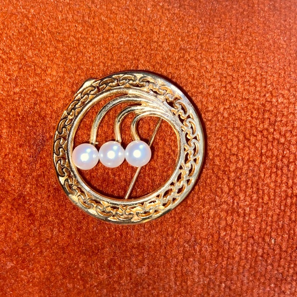 Lovely 14 kt Wreath Circle Pearl Yellow Gold Brooch Pin - Picture 1 of 7
